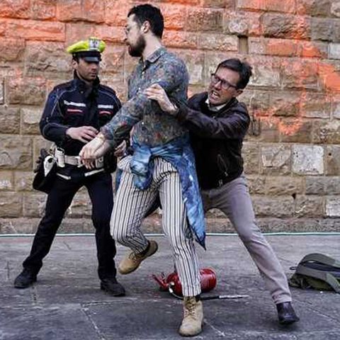 A Bologna gli ambientalisti sgonfiano le ruote ai suv